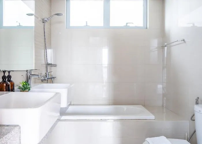 2br 2tb Uptown Parksuites Bgc Balcony,fast Wifi,washer Manila